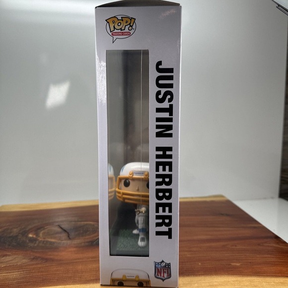 🔥Justin Herbert Funko Pop Figure + Trading Card 08 Panini Exclusive Gold‎ Prizm - Picture 4 of 5